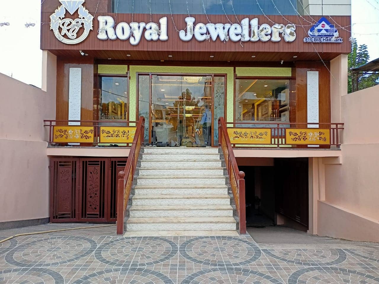 1. royal jewellers-jewelery showroom in varanasi